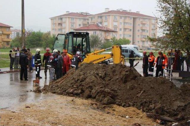 Toprak Yığının Altında Kalan Işçi Öldü