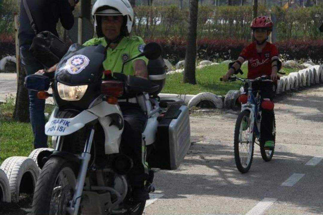 Trafik Dedektifi &Ouml;ğrenciler Yollarda