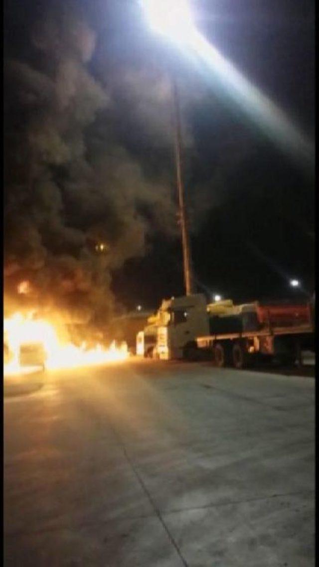 Habur Gümrük Sahasında Araç Yangını Korkuttu 1
