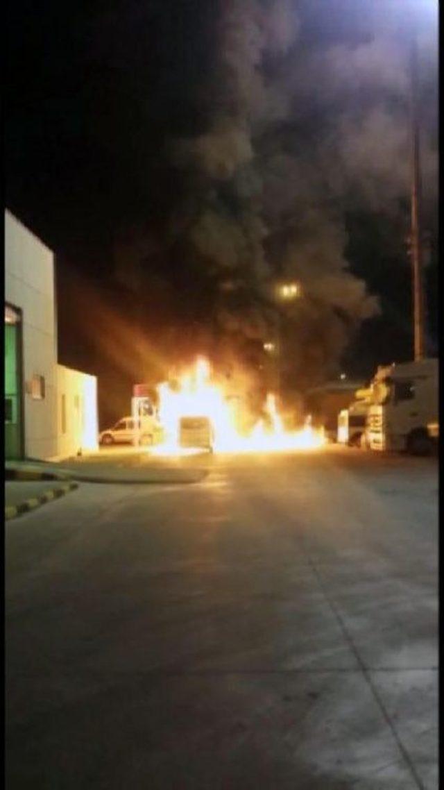 Habur Gümrük Sahasında Araç Yangını Korkuttu 2