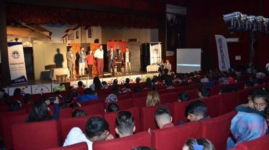&ldquo;pembe Aslında Siyahtır&rdquo; Adlı Tiyatro Oyunu Sahnelendi