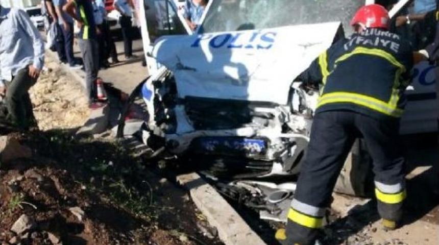 Şanlıurfa&rsquo;Da Polis Aracı Otomobille &Ccedil;arpıştı: 4 Yaralı