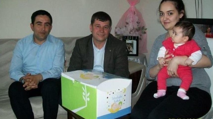 G&ouml;me&ccedil;&rsquo;te Yeni Doğan Bebeklere İlk Hediye