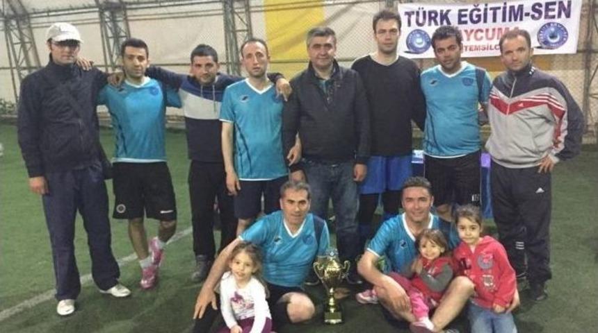 T&uuml;rk Eğitim-sen&rsquo;den Futbol Turnuvası Galibine Kupa Verildi
