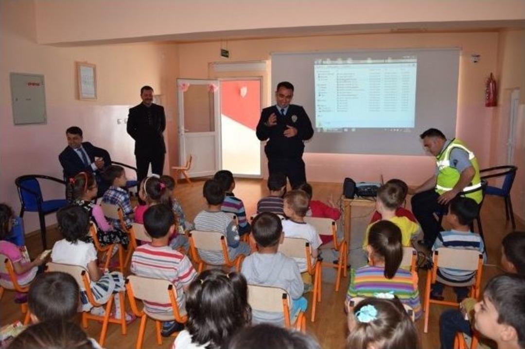 Polislerden Miniklere Trafik Eğitimi