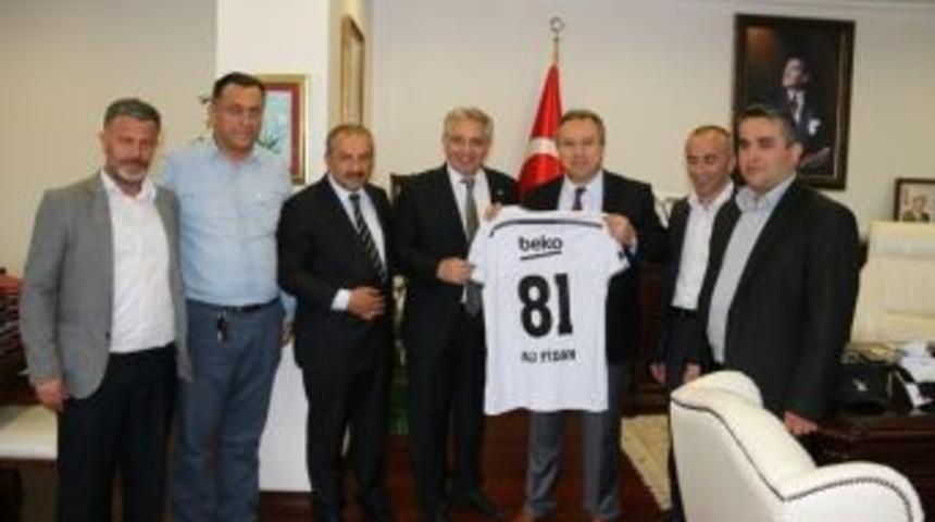 Vali Ali Fidan&rsquo;a Beşiktaş Forması Hediye Ettiler