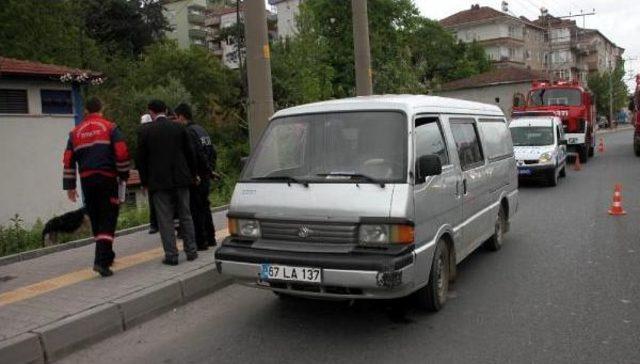 Minibüsün Altında Sıkışan Köpeği Itfaiye Kurtardı