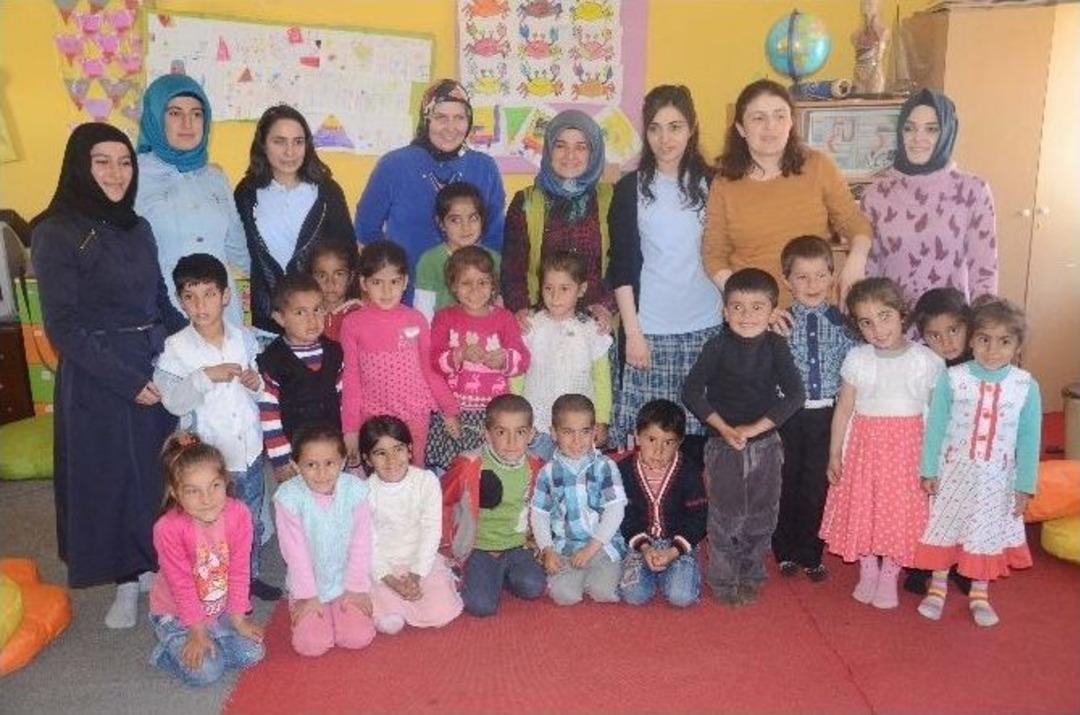 Liseli &Ouml;ğrencilerden K&ouml;y Okuluna Yardım