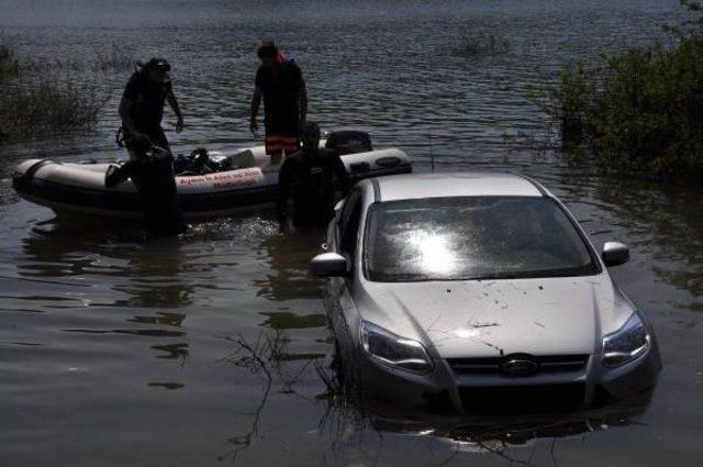 Baraj Gölüne Uçan Otomobildeki 3 Rus Son Anda Canlarını Kurtardı