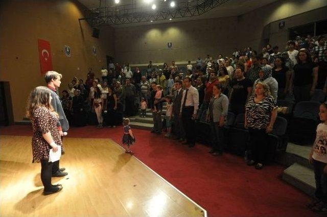 Öğrencilerin Anneler Günü Etkinli Hem Duygulandırdı Hem Güldürdü