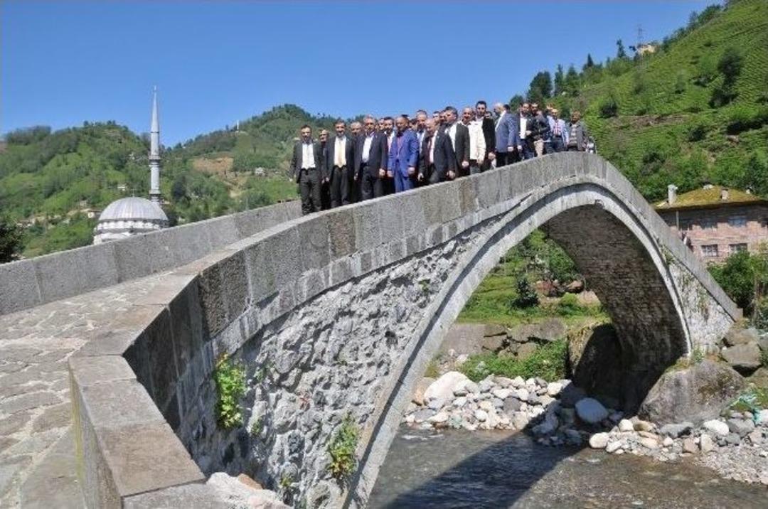 Vatandaş Karal&rsquo;ı Bağrına Bastı