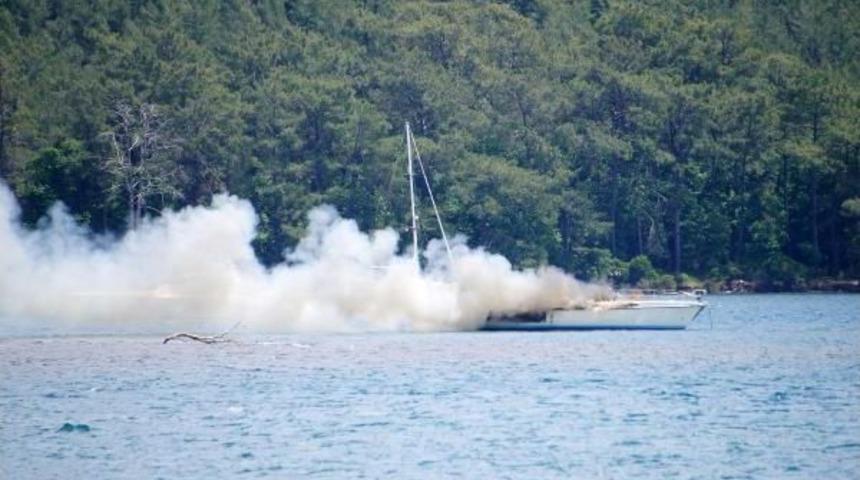 Marmaris'te Yelkenli Tekne Yandı
