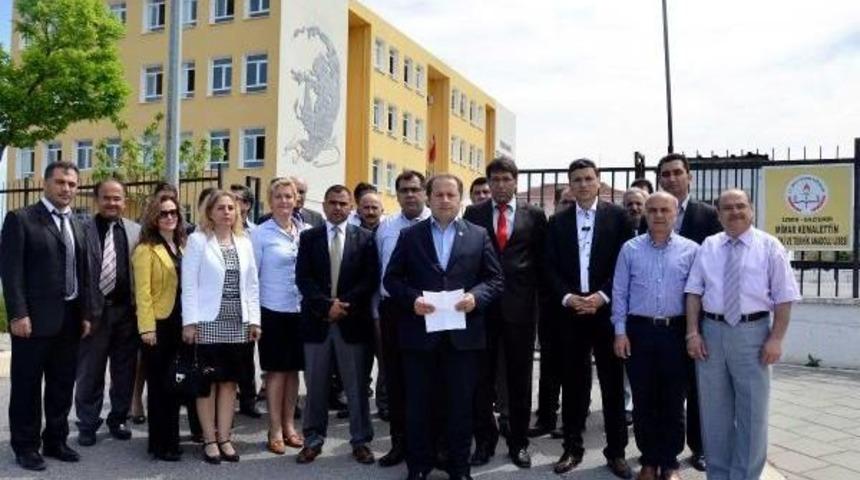 Okul Kapısında M&uuml;d&uuml;r Ve Sendikacı Kavgası