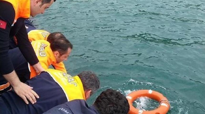 İntihar I&ccedil;in Denize Atlayan Vatandaşı Polis Ve Afad Ekipleri Kurtardı