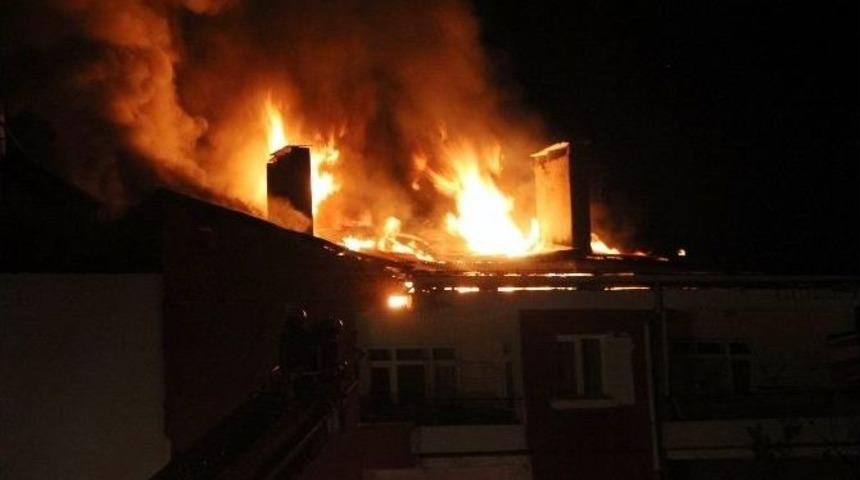 Sivas&rsquo;ta &Ccedil;atı Yangını Korkuttu