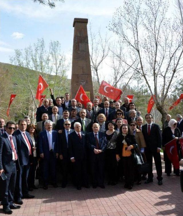 Türk-Ermeni İlişkiler Sempozyumun Sonuç Bildirgesi Şehitlikte Okundu