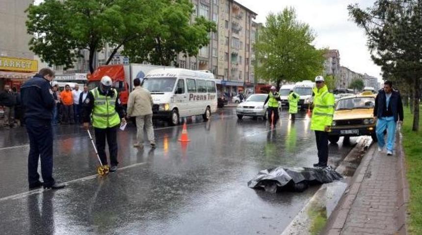 &Ouml;nce Kamyonetin, Ardından Taksinin &Ccedil;arptı, &Ouml;ld&uuml;