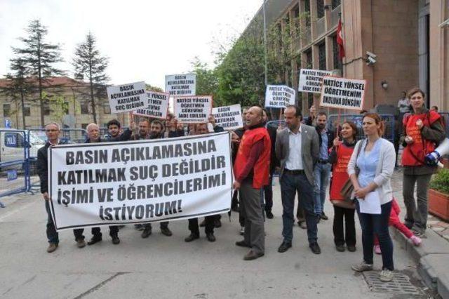 Açığa Alınan İngilizce Öğretmeni, Göreve Dönmek Için Bin 685 Imza Topladı