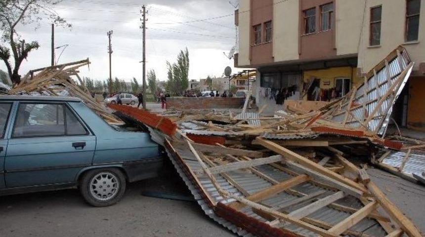 Şiddetli R&uuml;zgar &Ccedil;atıları U&ccedil;urdu
