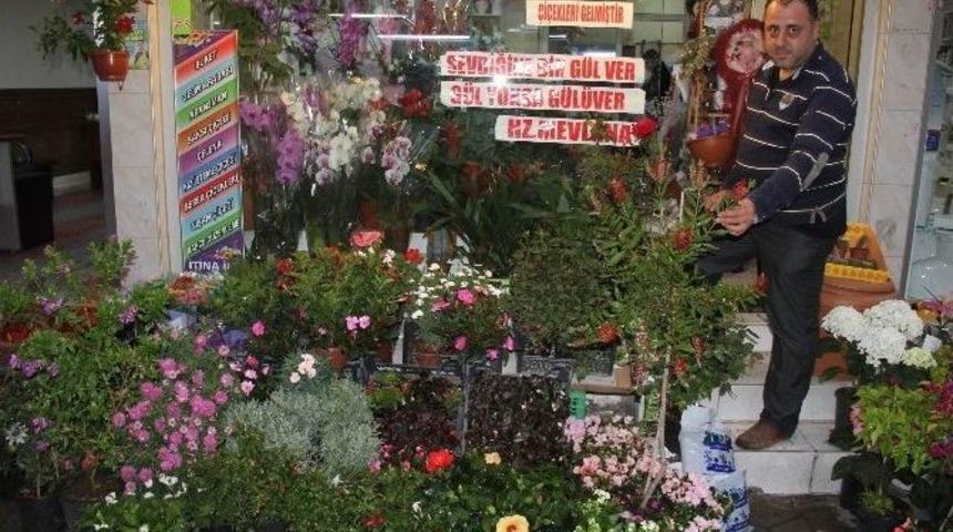 &Ccedil;i&ccedil;ek&ccedil;iler &rsquo;anneler G&uuml;n&uuml;&rsquo;n&uuml; Bekliyor