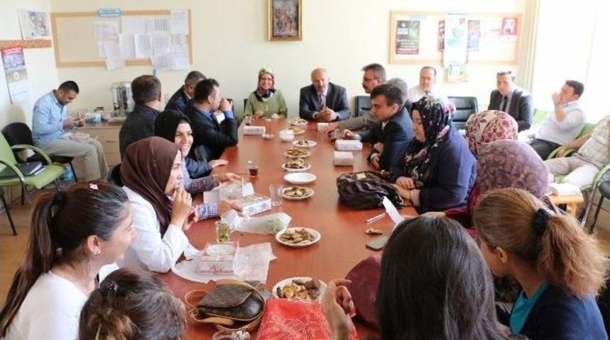 Atat&uuml;rk İlkokulu Okul İdaresinden &Ouml;ğretmenlerine Anneler G&uuml;n&uuml; S&uuml;rprizi