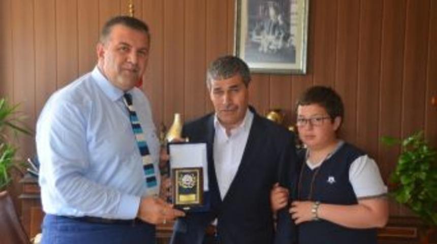 Engelliler Derneğinden Koca&rsquo;ya Plaket
