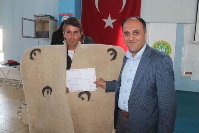 S&uuml;r&uuml; Y&ouml;netim Elemanları Kepenek Giydi, Sertifika Aldı 2