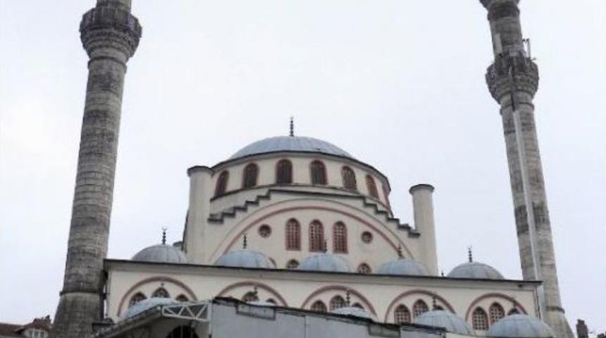 Depremde Hasar G&ouml;ren Cami 16 Yıl Sonra Yenilenecek