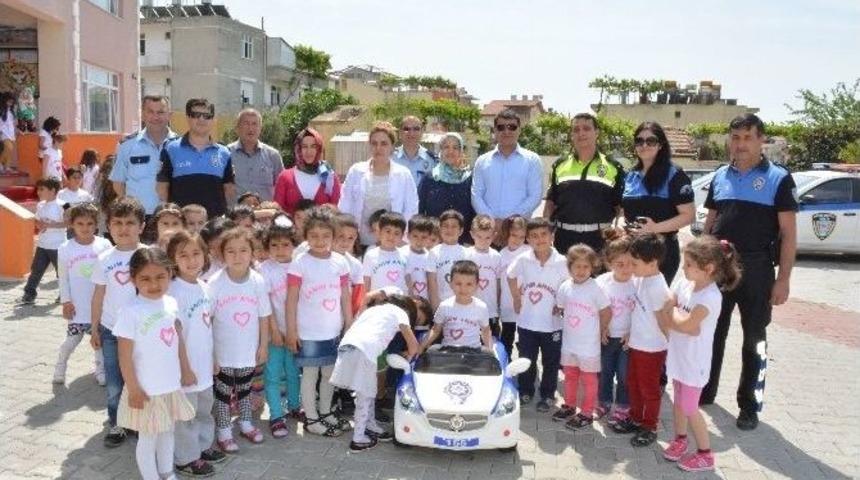 Polisten Miniklere Ak&uuml;l&uuml; Polis Arabası