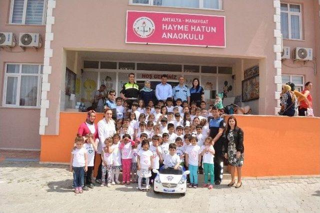 Polisten Miniklere Akülü Polis Arabası