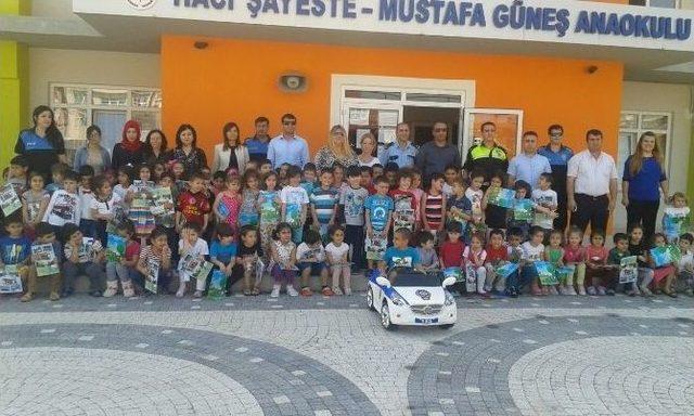 Polisten Miniklere Akülü Polis Arabası