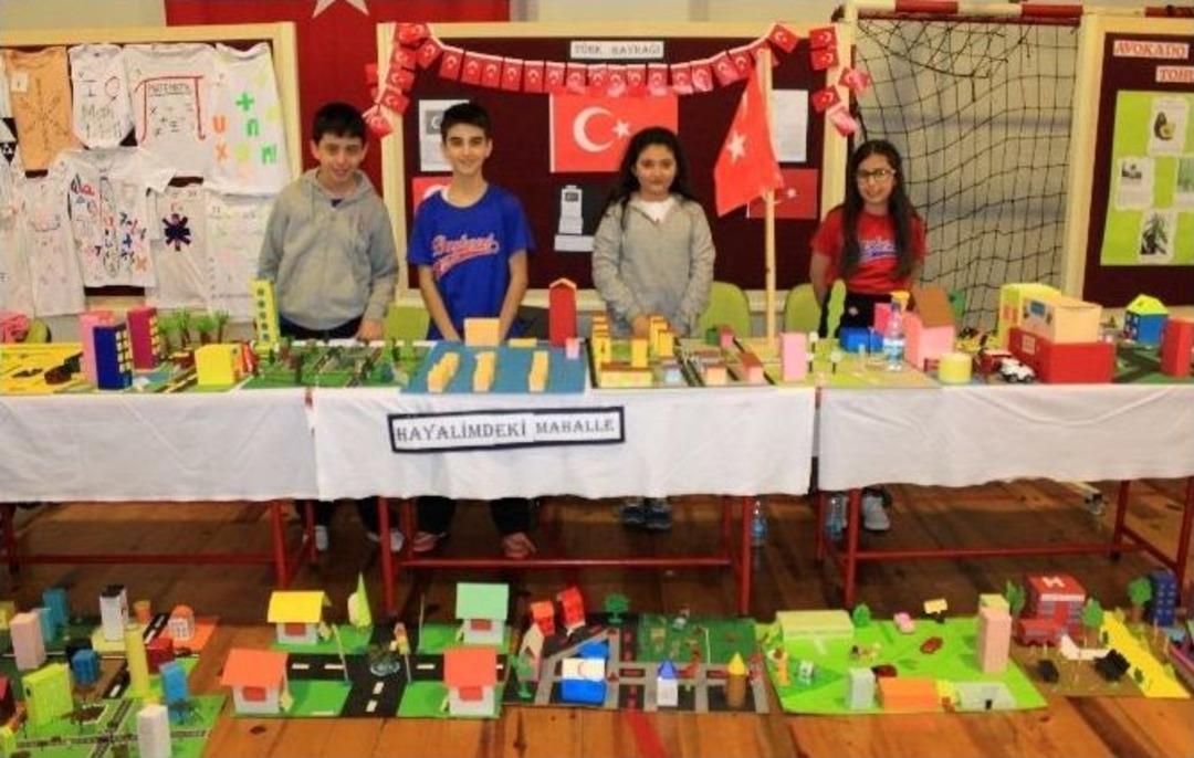 Form&uuml;l Hatırlatan Tiş&ouml;rtler, &Ccedil;izgi İzleyen Robotlar