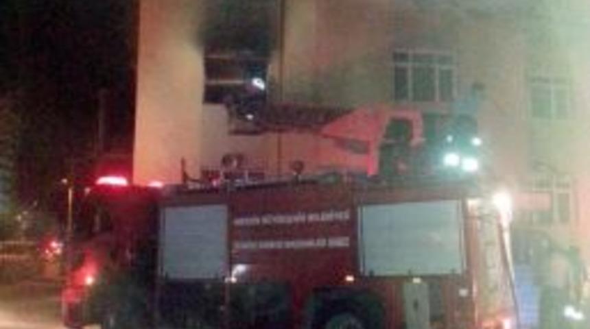 Okulda &Ccedil;ıkan Yangın İtfaiye Tarafından S&ouml;nd&uuml;r&uuml;ld&uuml;