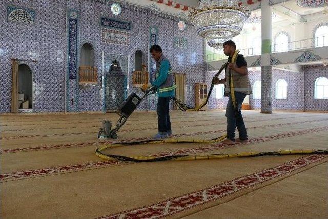 Haliliye’deki İbadethanelerin Temizlikleri Sürüyor 2