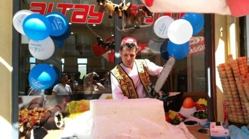 Dev Dondurma Motorlu Testere İle Kesilip Dağıtıldı