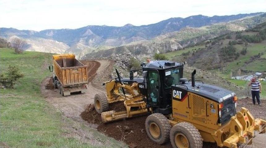 Kar Nedeniyle Bozulan K&ouml;y Yolları Onarılıyor