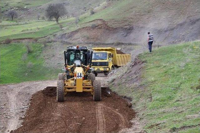 Kar Nedeniyle Bozulan Köy Yolları Onarılıyor