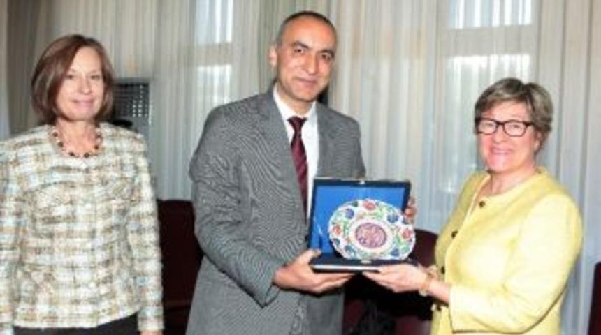 Finlandiya Ve L&uuml;ksemburg B&uuml;y&uuml;kel&ccedil;ileri Atat&uuml;rk &Uuml;niversitesi&rsquo;nde