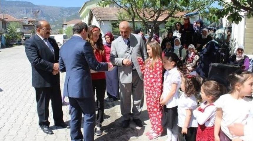 Minik Mankenler Annelerinin Diktiği Elbiselerle Podyuma &Ccedil;ıktı