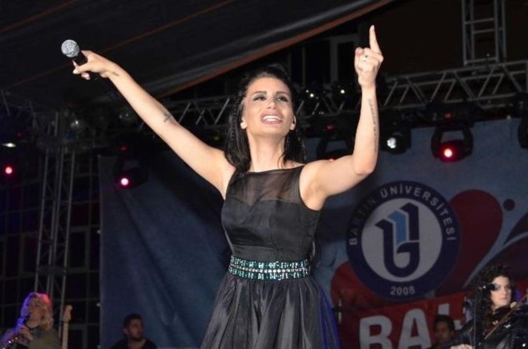 Bartın &Uuml;niversitesi&rsquo;nde İrem Derici Fırtınası