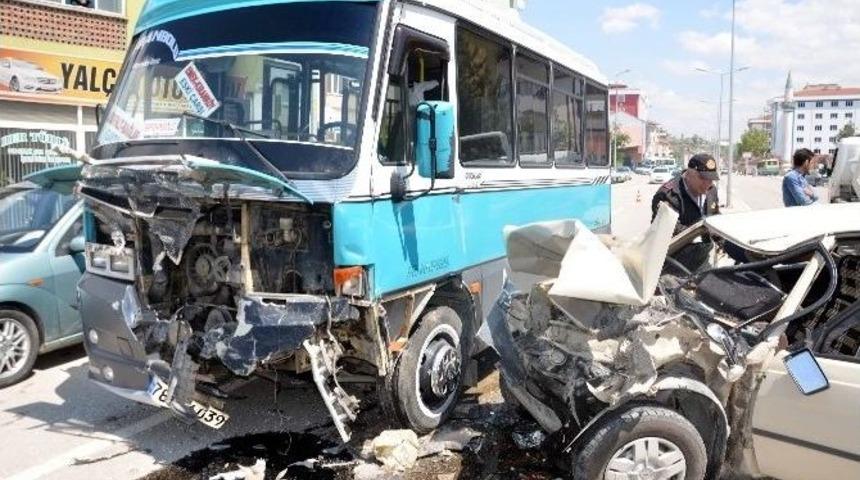 Dolmuş İle Otomobil &Ccedil;arpıştı: 15 Yaralı