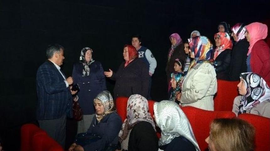 Ereğli Belediyesi Anneleri Sinemaya G&ouml;t&uuml;rd&uuml;
