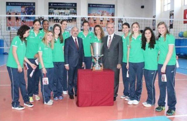 Bakan Müezzinoğlu’Ndan Avrupa Şampiyonu Voleybolculara Altın