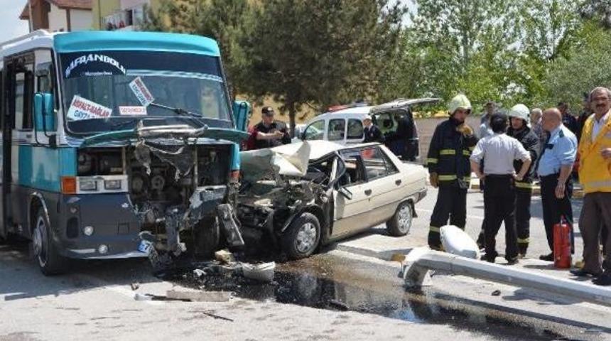 Otomobil Yolcu Minib&uuml;s&uuml;yle &Ccedil;arpıştı: 15 Yaralı