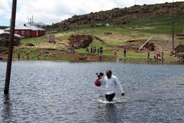 Baraj Suları Yükselince 70 Hane Mahsur Kaldı