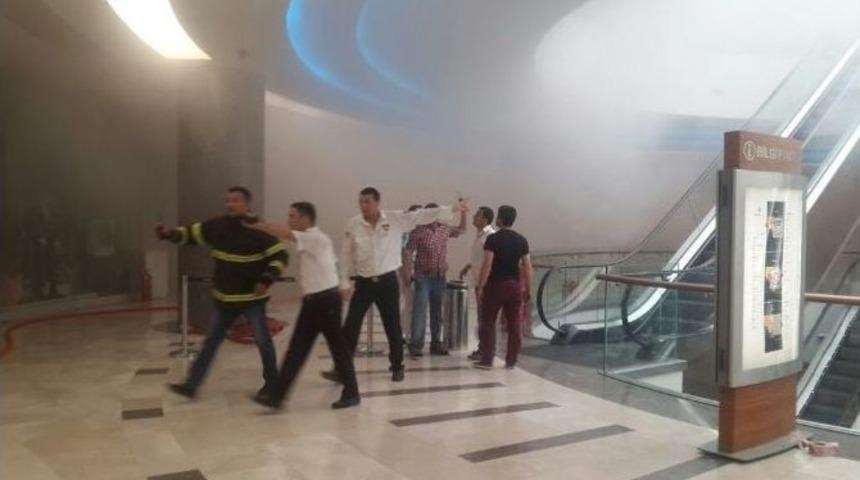 Antalya&rsquo;da Avm&rsquo;de Yangın &Ccedil;ıktı