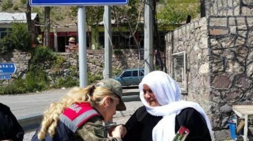 Hakkari'de Kadın Jandarma Komutanlarından Annelere &Ccedil;i&ccedil;ek