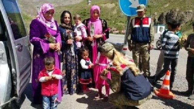 Hakkari'de Kadın Jandarma Komutanlarından Annelere Çiçek