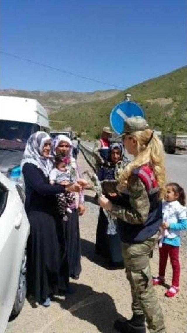 Hakkari'de Kadın Jandarma Komutanlarından Annelere Çiçek