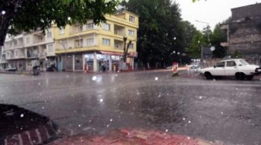 G&ouml;lbaşı&rsquo;nda Sağanak Yağış Etkili Oldu